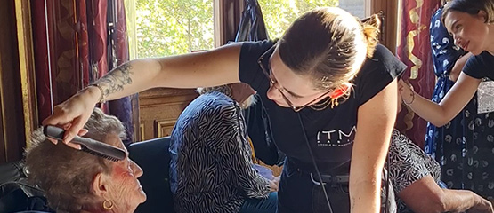 Une équipe de maquillage ITM Paris pour le défilé événement organisé par Petits frères des pauvres