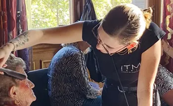 Une équipe de maquillage ITM Paris pour le défilé événement organisé par Petits frères des pauvres