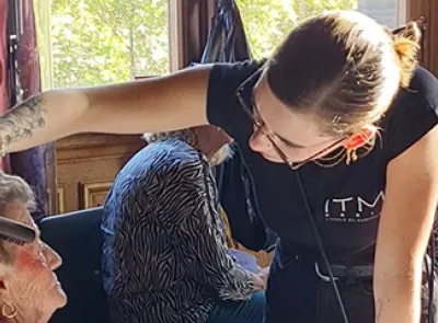 Une équipe de maquillage ITM Paris pour le défilé événement organisé par Petits frères des pauvres