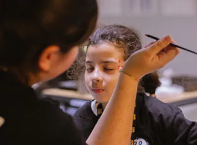 Les étudiantes d’ITM Paris maquillent pour Mon Premier Festival